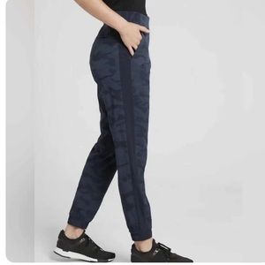 EUC Athleta Brooklyn Textured Blue Camo Printed Joggers size 6